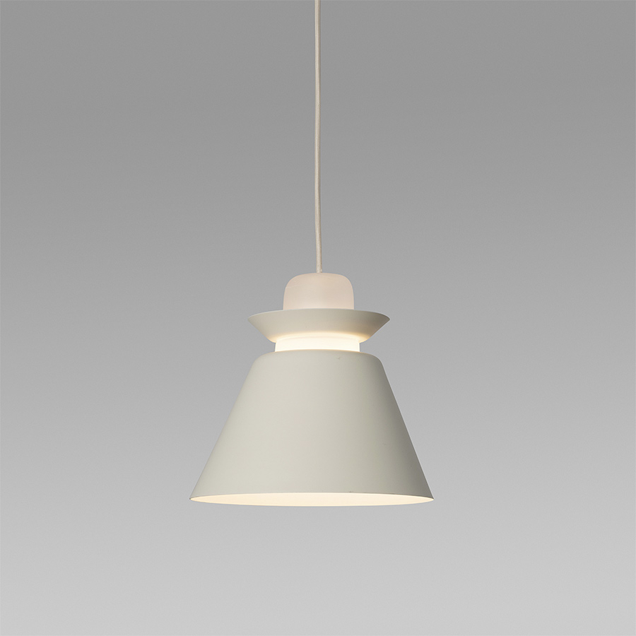 Detalle de la pantalla de cerámica de la Lámpara colgante Naos 233 de Faro Barcelona, acabado beige