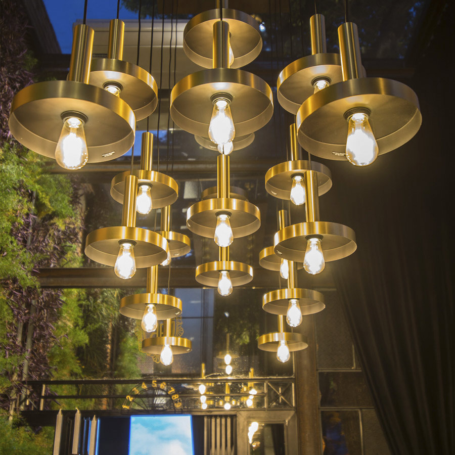 Vista en ambiente de la Lámpara colgante Whizz de Faro Barcelona acabado dorado satinado
