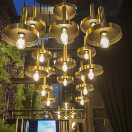Vista en ambiente de la Lámpara colgante Whizz de Faro Barcelona acabado dorado satinado