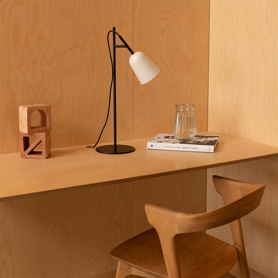 Lámpara de mesa Studio de Faro Barcelona acabado blanco en ambiente de escritorio