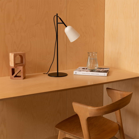 Lámpara de mesa Studio de Faro Barcelona acabado blanco en ambiente de escritorio