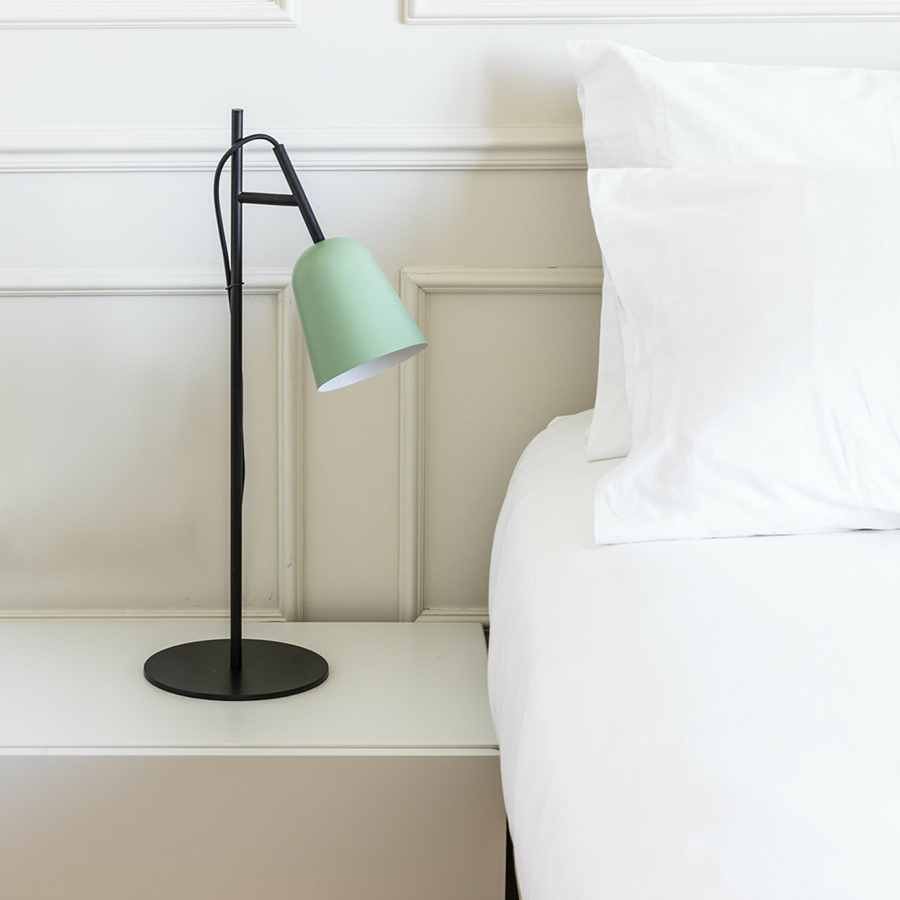 Lámpara de mesa Studio de Faro Barcelona acabado verde en ambiente de dormitorio