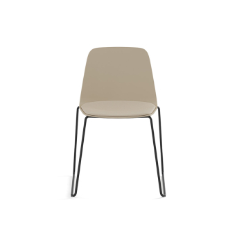 Silla Maarten con base patín, y estructura negra, para comedor u oficina, acabado amarillo ocre, de Viccarbe 2