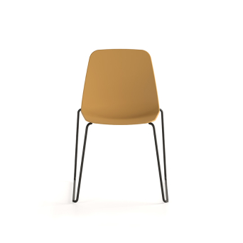 Silla Maarten con base patín, y estructura negra, para comedor u oficina, acabado amarillo ocre, de Viccarbe