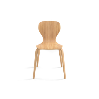 Silla Ears de la firma de diseño Viccarbe, fabricada en chapa de madera natural acabado roble mate, vista frontal
