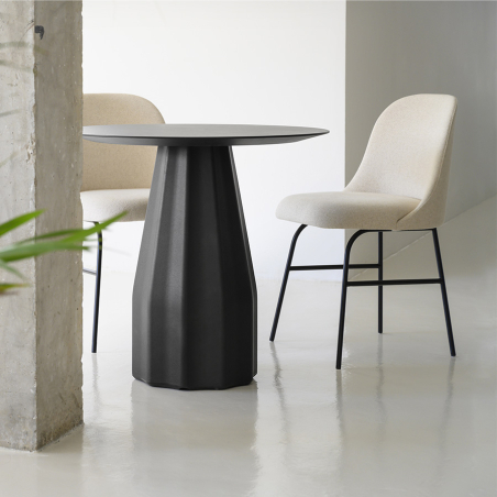 Vista en ambiente con mesa de la Silla Aleta de Viccarbe con estructura de metal de la firma Viccarbe