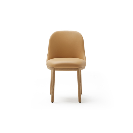 Silla Aleta con estructura de madera y tapizada, de Viccarbe