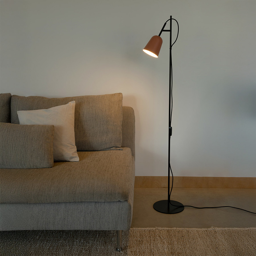 Lámpara de pie Studio, fabricada en acero, acabado rosa, en ambiente de salón, de Faro Barcelona