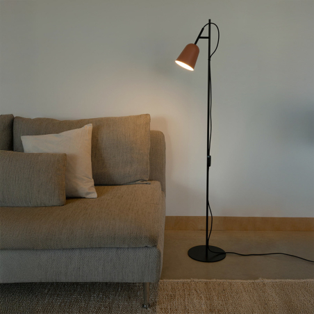 Lámpara de pie Studio, fabricada en acero, acabado rosa, en ambiente de salón, de Faro Barcelona