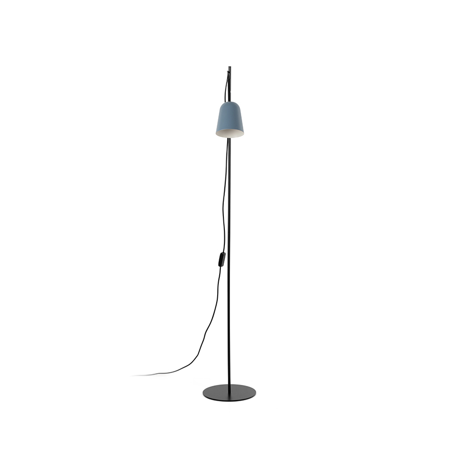 Lámpara de pie Studio, fabricada en acero, acabado azul, vista frontal, de Faro Barcelona