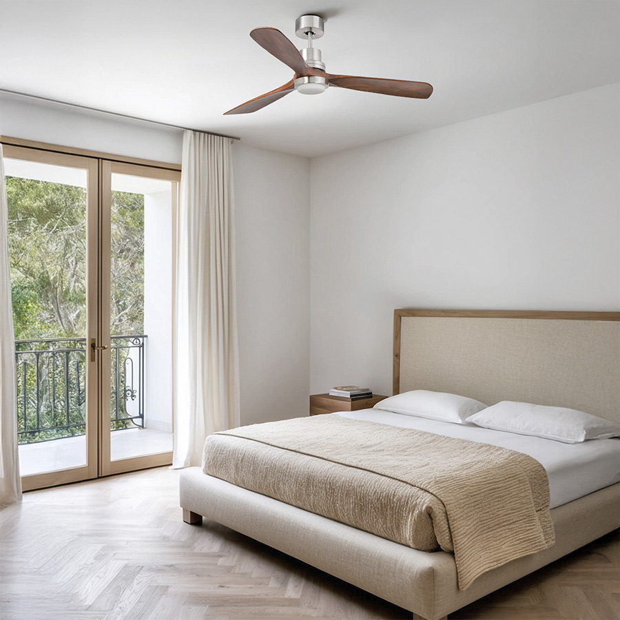 Vista en ambiente de dormitorio del Ventilador de techo Lantau de Faro Barcelona