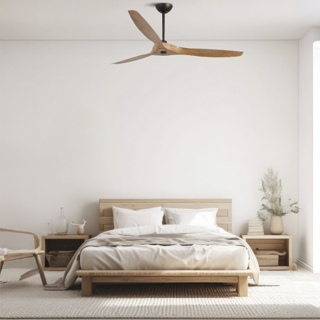 Vista en ambiente del Ventilador de techo Morea con palas de madera, acabado arce, de Faro Barcelona