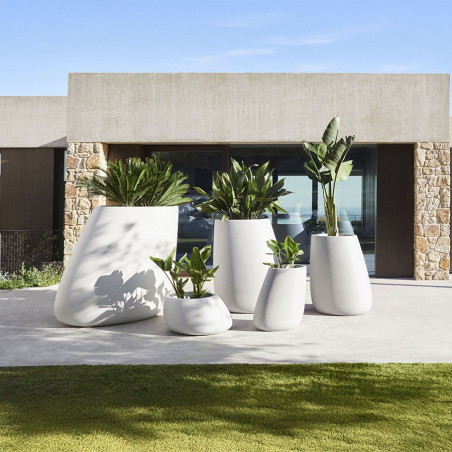 Vista en ambiente exterior del macetero Stone de Vondom