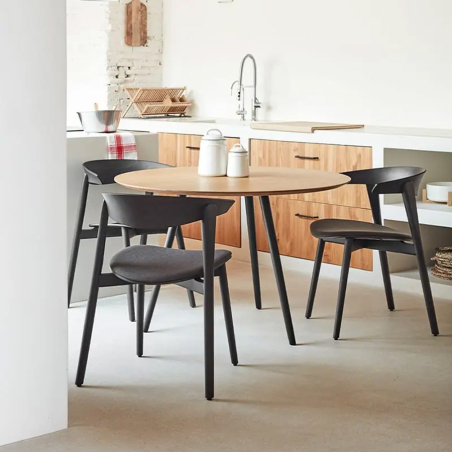 Silla Nix negra Capdell ambiente cocina