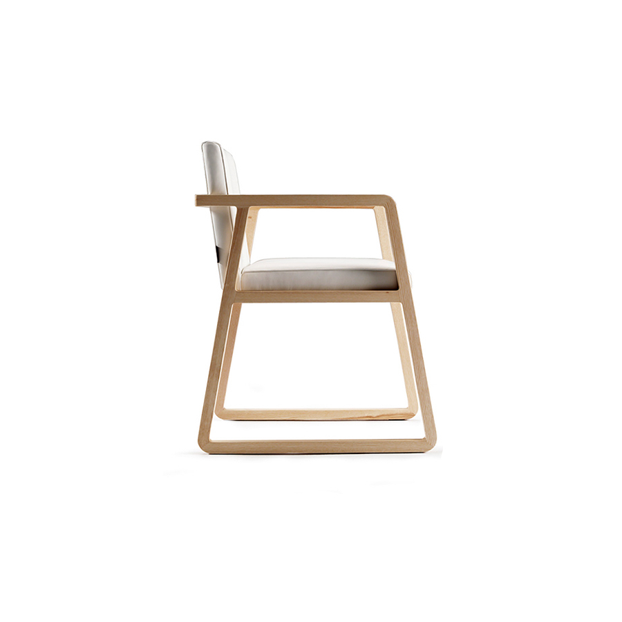 Silla Midori de la firma Sancal, con estructura de madera de fresno y tapizada en tela color blanco