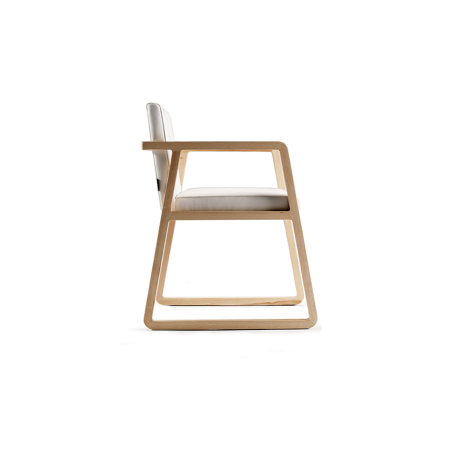 Silla Midori de la firma Sancal, con estructura de madera de fresno y tapizada en tela color blanco