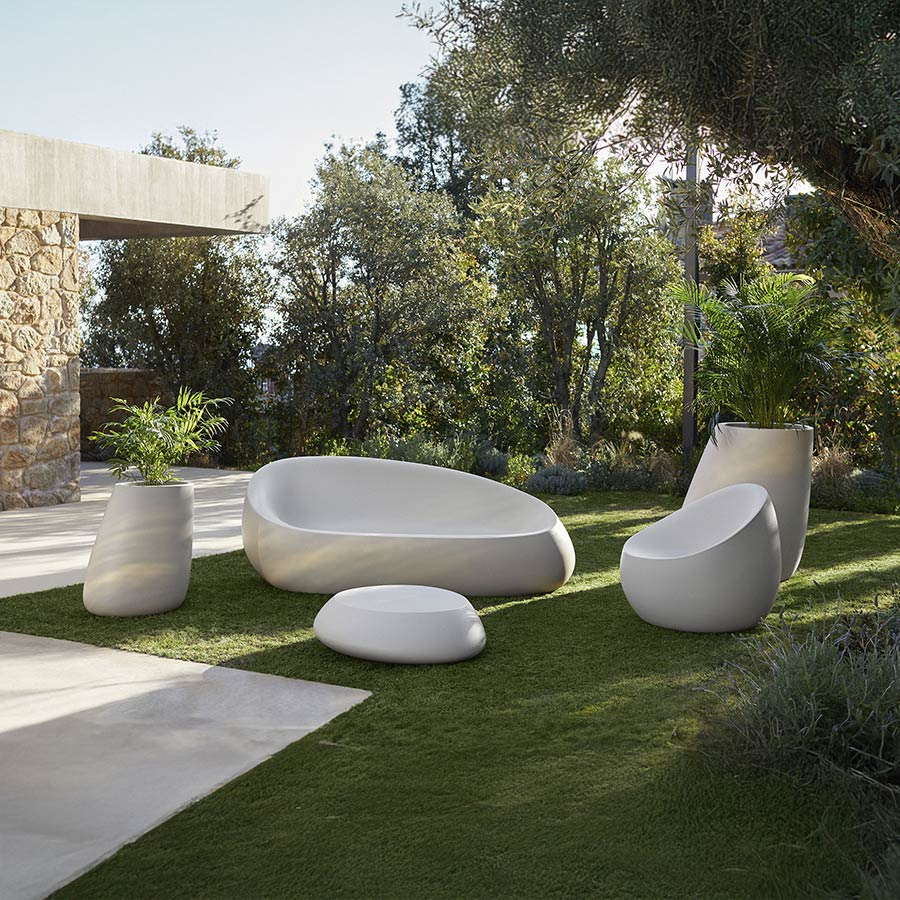 Butaca Stone de Vondom, junto a más diseños de la colección Stone, en ambiente de jardín