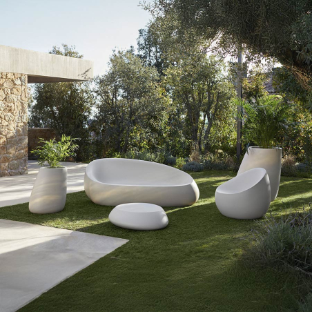 Butaca Stone de Vondom, junto a más diseños de la colección Stone, en ambiente de jardín