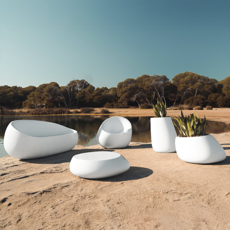 Vista conjunta de la butaca Stone y más diseños de la colección Stone de Vondom en ambiente exterior