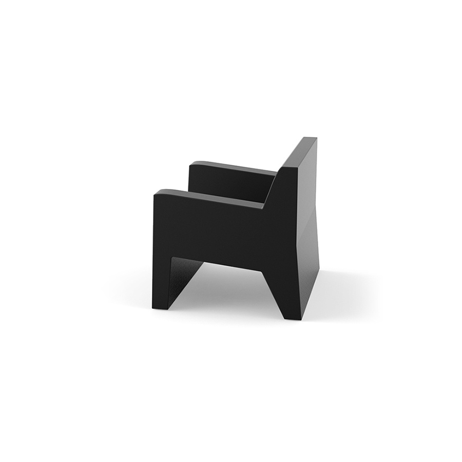 Vista lateral del Sillón Jut de Vondom, acabado negro