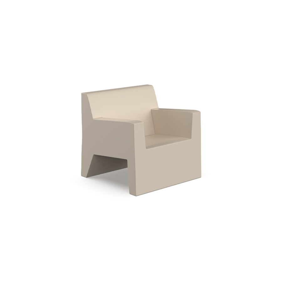 Vista frontal lateral del sillón Jut de Vondom
