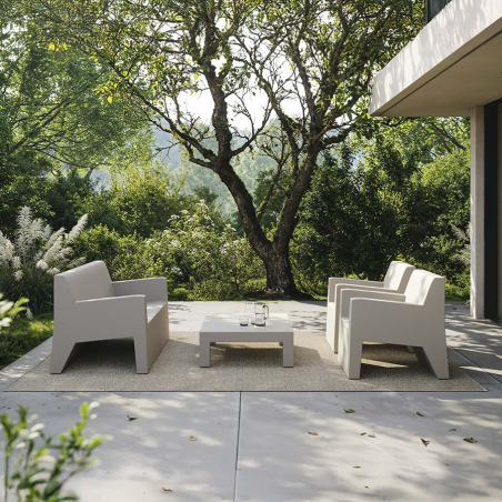 Sillón Jut de Vondom en ambiente exterior de jardín
