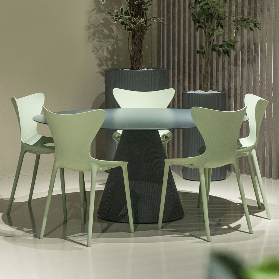 Mesa Gatsby de Vondom junto a sillas de Vondom en ambiente