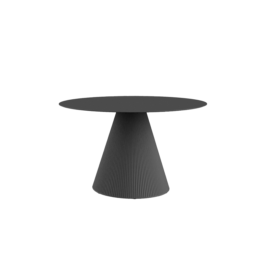 Mesa Gatsby de polietileno en acabado negro, de la firma de diseño Vondom