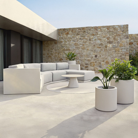 Mesa Gatsby de Vondom, en ambiente exterior de jardín