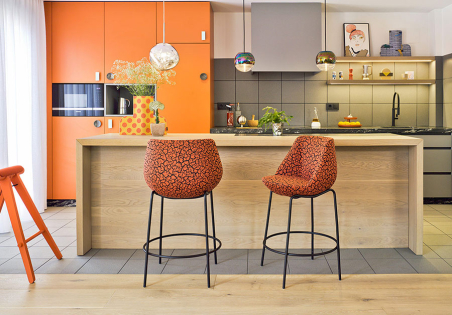 Ambiente de cocina con dos taburetes Magnum con patas en negro y tapizado en tela estampada