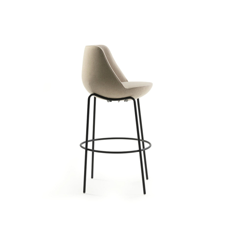 Taburete Magnum de la firma Sancal, con pata metálica negra y carcasa tapizada en beige