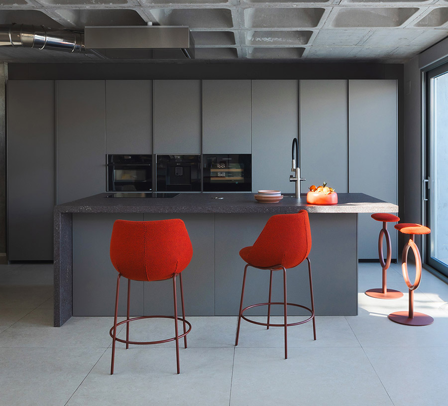Ambiente de cocina con dos taburetes Magnum en color rojo