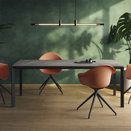 Mesa Frame de Vondom junto a sillas en ambiente de salón, acabado tapa Kandia Black