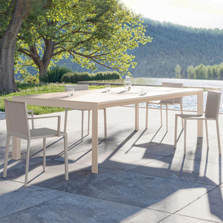 Vista en ambiente exterior de la Mesa Frame de Vondom