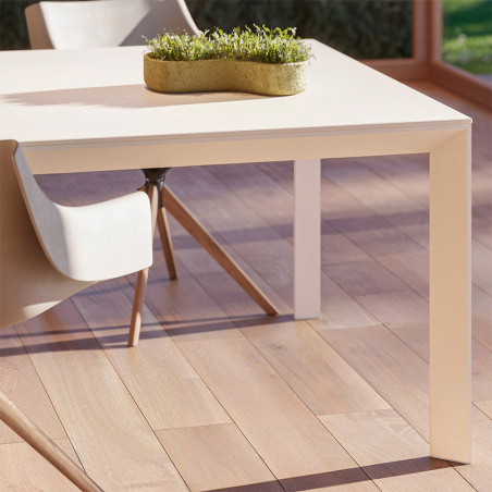 Detalle de la Mesa Frame de Vondom acabado blanco