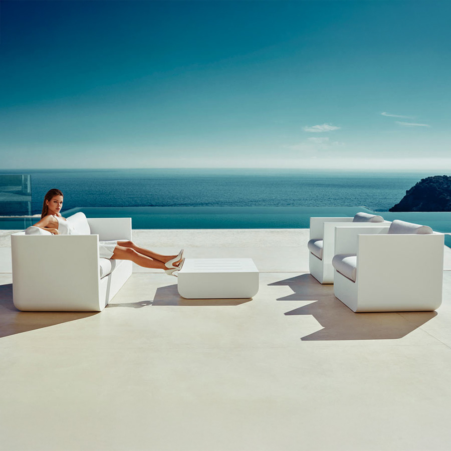 Sofá Ulm de Vondom en ambiente exterior junto a más productos de la colección Ulm