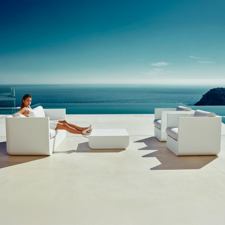 Sofá Ulm de Vondom en ambiente exterior junto a más productos de la colección Ulm