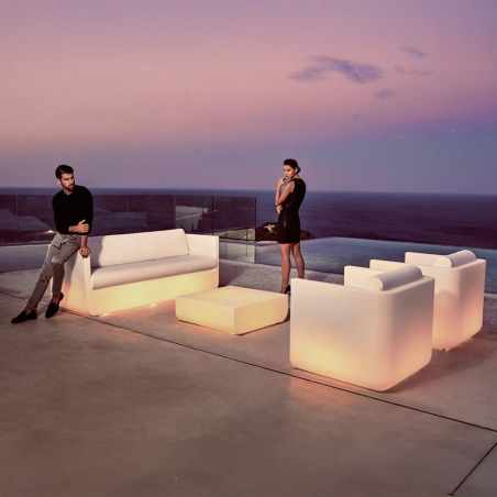 Vista en ambiente exterior del sofá Ulm de Vondom, con iluminación