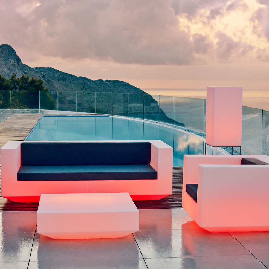 Sofá Vela de Vondom, en ambiente exterior