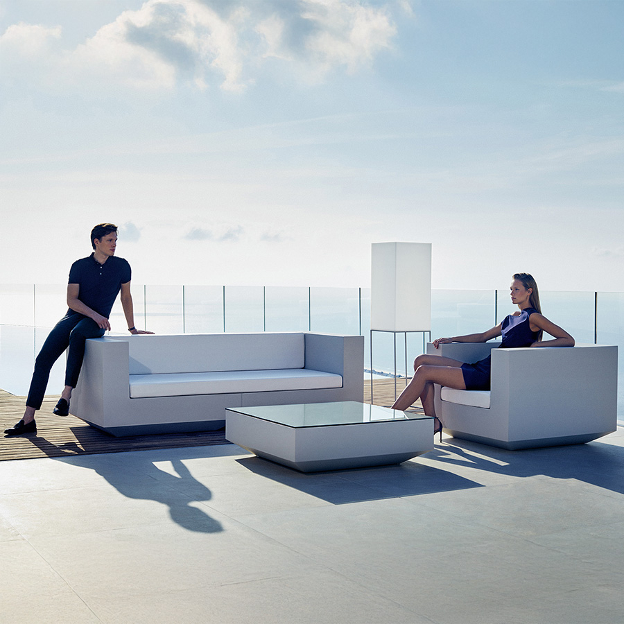 Vista en ambiente exterior del Sofá Vela junto a más productos de la colección Ulm, de la firma de diseño Vondom