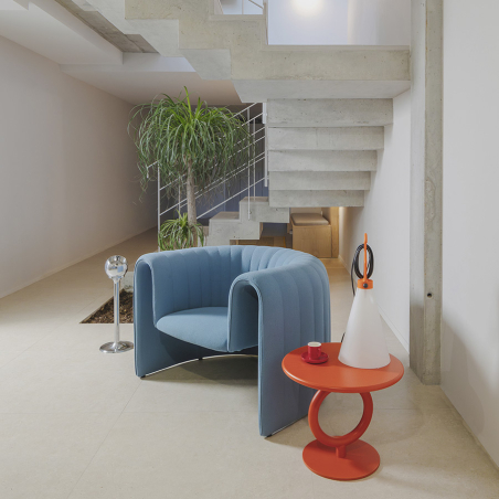 Ambiente de zona auxiliar con el sillón Remnant de Sancal tapizado en tela azul