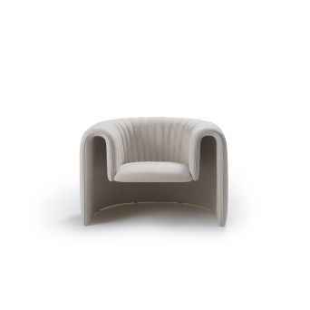 Vista frontal del sillón Remnant de Sancal, tapizado en tela color crudo