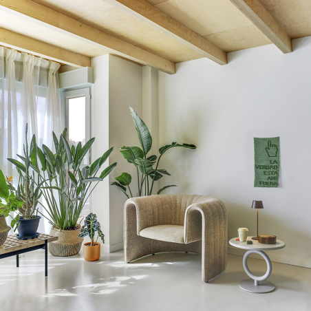Ambiente de zona auxiliar con el sillón Remnant de Sancal tapizado en tela beige