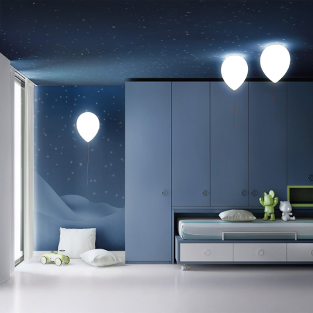 Lámpara de techo Balloon, de Estiluz, en ambiente de dormitorio infantil
