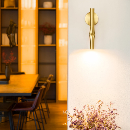 Aplique de pared Flow de Estiluz en ambiente de salón
