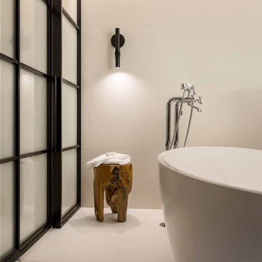 Aplique de pared Flow con cuerpo metálico y led integrado, de Estiluz