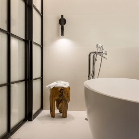 Aplique de pared Flow con cuerpo metálico y led integrado, de Estiluz