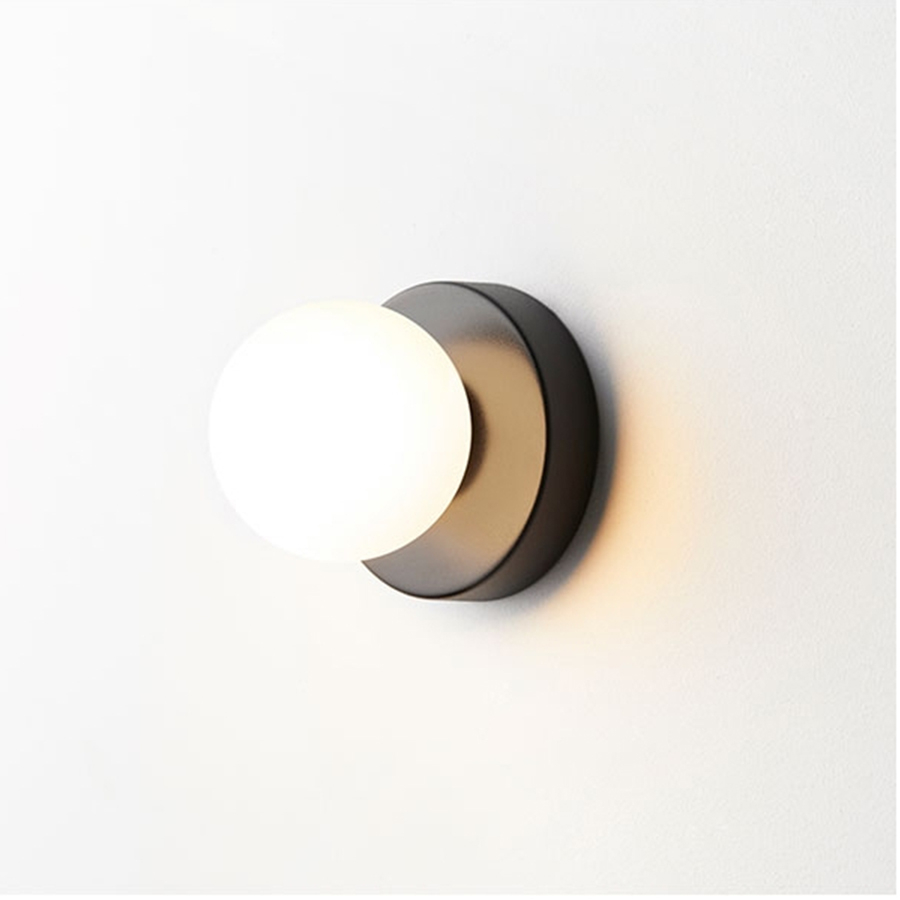 Aplique de pared Alfi, con forma esférica, acabado negro mate, de Estiluz
