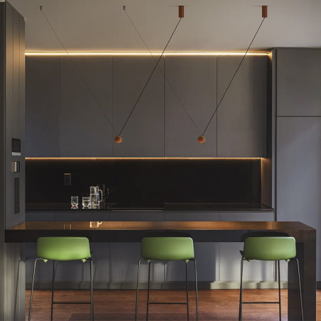 Vista en ambiente de cocina de la Lámpara colgante Compass, de Estiluz