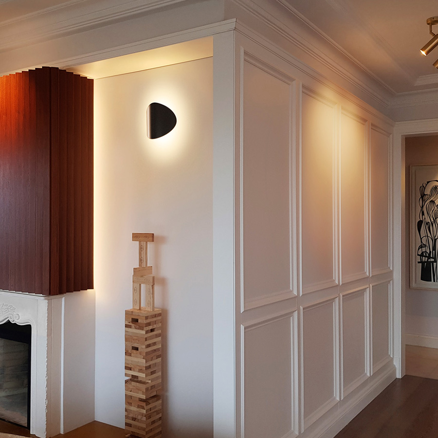 Aplique de pared Lune en ambiente de salón, de Estiluz